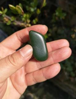 这么大的碧玉籽料,得卖多少钱!和田玉鉴定保养知识大全-藏玉网- 藏玉
