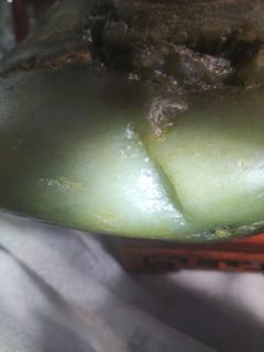 新疆和田玉籽料青白玉原石.呈现出淡雅的青白色调,色泽均匀,给人以温