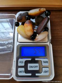 正宗和田玉洒金皮秋梨皮籽料手串
